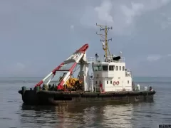 沿海抛锚艇
